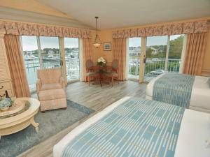 Un lugar para sentarse en Anchor In Hotel - Hyannis, MA