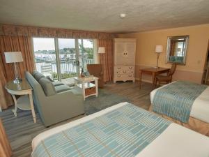 Una cama o camas en una habitación de Anchor In Hotel - Hyannis, MA
