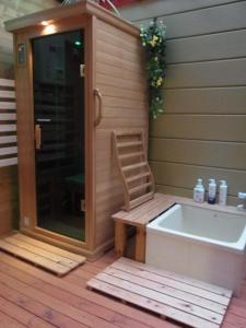 sauna con silla y bañera en Thank you so muchya Miyaco, en Kioto 20 fotos más