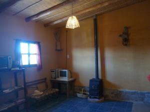 a living room with a stove and a microwave at Posada del Silencio in Rinconadillas