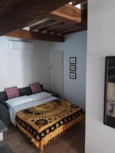 - une chambre avec un grand lit dans l'établissement Umbria vista lago Trasimeno, à Castel Rigone