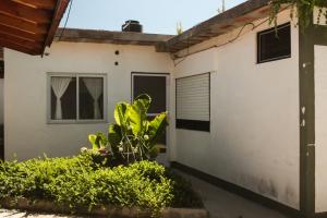 a white house with a plant in front of it at flia Fortuna2 in Mina Clavero