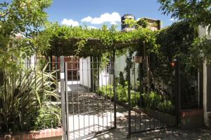 a garden with a fence with ivy on it at flia Fortuna2 in Mina Clavero
