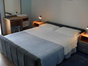 Postel nebo postele na pokoji v ubytování Hotel Biser + 37 fotografií
