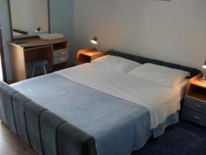 Säng eller sängar i ett rum på Hotel Biser