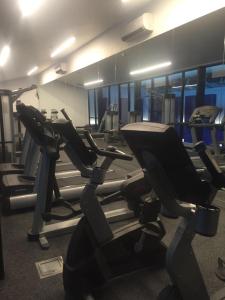 una palestra con diversi tapis roulant in una stanza di Large 2B2B Near Southern Cross FreeParking GYM POOL a Melbourne