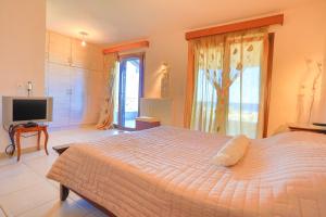 Postel nebo postele na pokoji v ubytování Villa Dersea + 56 fotografií