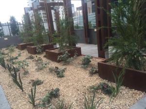 Um jardim no exterior de Large 2B2B Near Southern Cross FreeParking GYM POOL