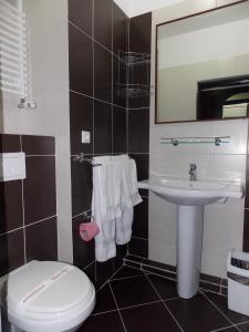 Ett badrum på Hotel Zimbru