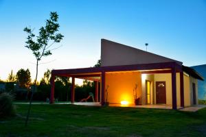 a small house with a sunset in the yard at Casa Quinta Las Pintas in Olavarría