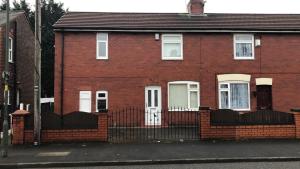 Gallery image of Spacious semi detached house in Leigh