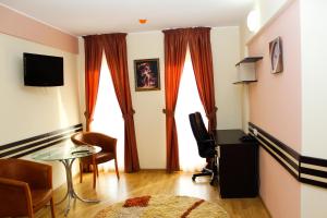 TV a/nebo společenská místnost v ubytování Hotel Zimbru