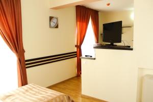 TV a/nebo společenská místnost v ubytování Hotel Zimbru