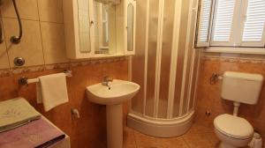 Koupelna v ubytování Apartment Malinska, Krk 15