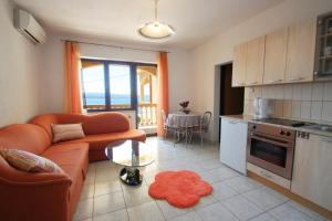 uma sala de estar com um sofá e uma mesa em Two-Bedroom Apartment Crikvenica near Sea 6 em Dramalj