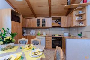 Kuchyň nebo kuchyňský kout v ubytování Apartments and Room Drazen