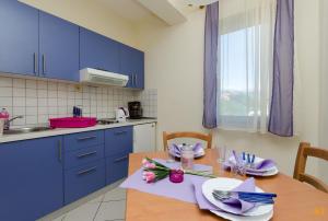 Kuchyň nebo kuchyňský kout v ubytování Apartments and Room Drazen