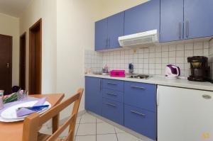 Kuchyň nebo kuchyňský kout v ubytování Apartments and Room Drazen