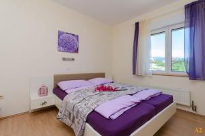 Postel nebo postele na pokoji v ubytování Apartments and Room Drazen
