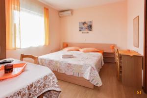 Postel nebo postele na pokoji v ubytování Apartments and Room Drazen