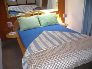 フォニョードにあるHoliday home in Fonyod/Balaton 18627のベッドルーム(青いベッド、鏡付)