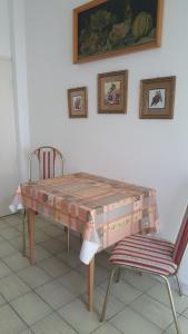 un tavolo con un panno e due sedie di Holiday home in Fonyod/Balaton 18627 a Fonyód