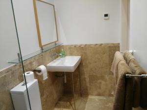 ein Badezimmer mit Waschbecken und Spiegel in der Unterkunft Garden Cottage in Sleaford + 13 Fotos