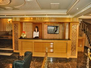 A television and/or entertainment centre at Alfa Hotel