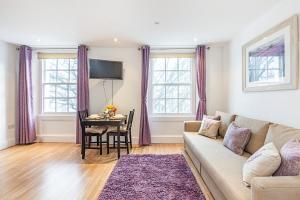 TV a/nebo společenská místnost v ubytování Knightsbridge Dream Apartment
