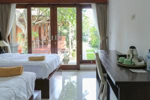 Postel nebo postele na pokoji v ubytování Yuliati House Ubud