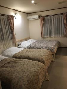 Un pat sau paturi într-o cameră la Ikoi
