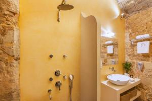 A bathroom at In Camera Art Boutique Hotel