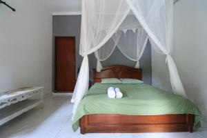 Postel nebo postele na pokoji v ubytování Yuliati House Ubud