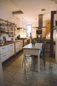 una cocina con una mesa con un bol de fruta. en Asul B&B, en Lisboa