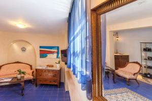 A seating area at In Camera Art Boutique Hotel