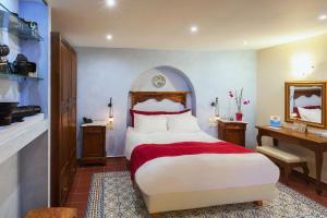 A bed or beds in a room at In Camera Art Boutique Hotel