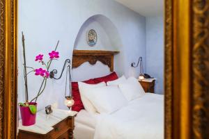 A bed or beds in a room at In Camera Art Boutique Hotel