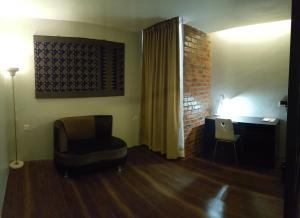 Pokój z krzesłem i biurkiem w pokoju w obiekcie Super 8 Hotel @ Georgetown w mieście George Town