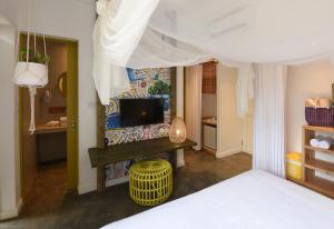 TV a/nebo společenská místnost v ubytování Veranda Tamarin Hotel & Spa