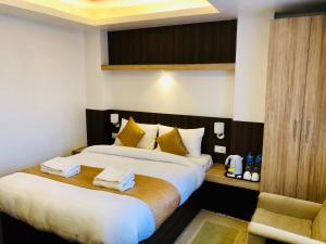 Ένα ή περισσότερα κρεβάτια σε δωμάτιο στο The Milestone Hotel