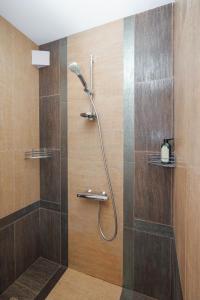 ノヴォシビルスクにあるNSK-Kvartirka, Apartment Marksa, 22のバスルーム(シャワー、シャワーヘッド付)が備わります。