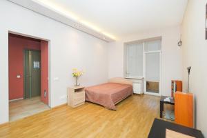 ノヴォシビルスクにあるNSK-Kvartirka, Apartment Marksa, 22の白い部屋のベッドルーム1室(ベッド1台付)