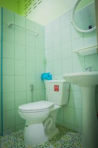 Un baño con un inodoro blanco y un lavabo. en Palm Kaew Resort Krabi, en Krabi 109 fotos más