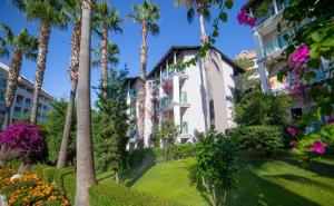 Sealife Buket Resort & Beach Hotel - Ultra All Inclusive外面的花园