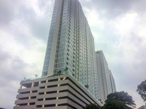 un edificio de cristal alto con un cielo en 2BR Deluxe and Modern Menteng Park Apartment By Travelio, en Yakarta