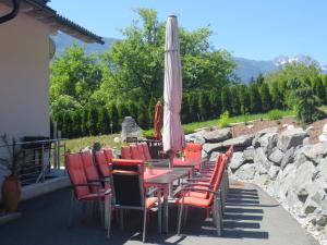 einen Tisch und Stühle mit Sonnenschirm auf einer Terrasse in der Unterkunft Ferienwohnungen Fritz in Presseggersee