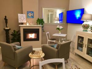 a living room with a fireplace and a tv at Residenza Elisa in Desenzano del Garda