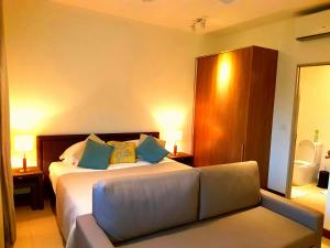 um quarto com uma cama grande e um sofá em Coral Bay by Dream Escapes em Blue Bay