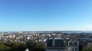 - une vue sur la ville depuis le haut d'un bâtiment dans l'établissement L'ESTUAIRE, au Havre