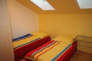 A bed or beds in a room at Ferienwohnungen Fritz